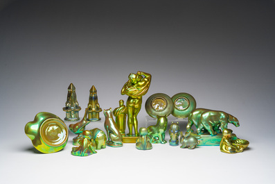 Collection vari&eacute;e d'animaux, de figures et de monuments &agrave; gla&ccedil;ure &eacute;osine, Zsolnay Pecs, Hongrie, 20&egrave;me si&egrave;cle