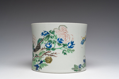 Grand pot &agrave; pinceaux en porcelaine de Chine famille verte &agrave; d&eacute;cor d'oiseaux sur branches fleuries et de papillons, Chine, 20&egrave;me si&egrave;cle