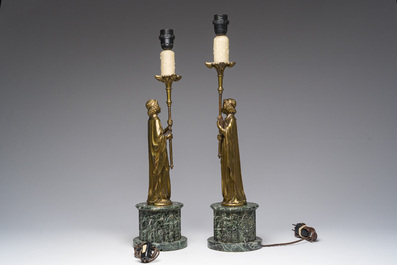 Paire de figures de style n&eacute;o-gothique en bronze dor&eacute; sur un socle en marbre vert de mer transform&eacute;es en chandeliers, France, vers 1900
