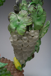 Cesare Toso (20&egrave;me si&egrave;cle): Lampe de table en forme de panier de raisin entour&eacute; de vignes en verre de Murano, Italie