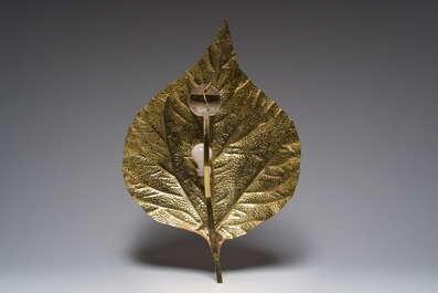 Tommaso Barbi (1944-2015): Paire d'appliques murales en cuivre dor&eacute; &agrave; point lumineux unique en forme de feuille, Italie, ann&eacute;es 1970