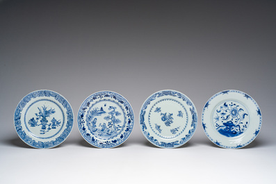 Neuf assiettes en porcelaine de Chine bleu et blanc et un plat famille rose &agrave; d&eacute;cor floral, Qianlong