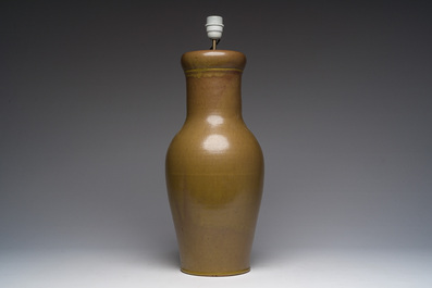 Vase en porcelaine de Chine 'teadust' monochrome mont&eacute; en lampe, 18&egrave;me/19&egrave;me si&egrave;cle