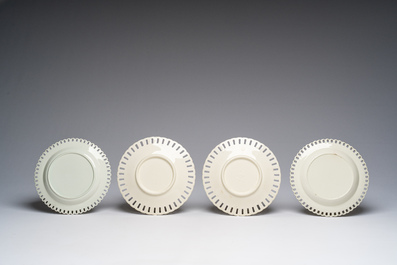 Partie de service de 16 pi&egrave;ces en creamware de Leeds comprenant 12 assiettes et une paire de corbeilles sur pr&eacute;sentoirs, Angleterre, 18&egrave;me/19&egrave;me s.