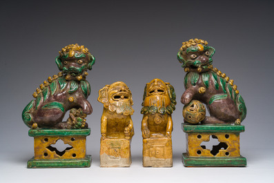 Deux paires de sculptures de lions bouddhistes en gr&egrave;s &eacute;maill&eacute; sancai, Chine, 19&egrave;me si&egrave;cle