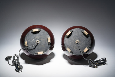 Paire de vases de forme bouteille en porcelaine &agrave; &eacute;mail flamb&eacute; mont&eacute;s en lampe, Chine, 20&egrave;me si&egrave;cle