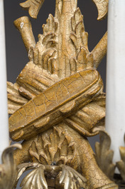 Paire d'appliques murales &agrave; trois lumi&egrave;res de style Louis XVI en bois dor&eacute; et m&eacute;tal argent&eacute;, France, 19&egrave;me/20&egrave;me si&egrave;cle