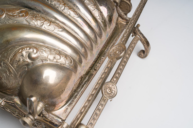 Collection vari&eacute;e de vaisselle en verre, m&eacute;tal argent&eacute; et c&eacute;ramique, Angleterre, 19&egrave;me/20&egrave;me si&egrave;cle