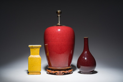 Trois vases en porcelaine monochrome jaune et sang-de-boeuf, un mont&eacute; en lampe, 19&egrave;me/20&egrave;me si&egrave;cle