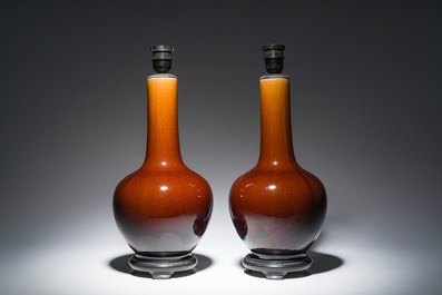 Paire de vases de forme bouteille en porcelaine &agrave; &eacute;mail flamb&eacute; mont&eacute;s en lampe, Chine, 20&egrave;me si&egrave;cle