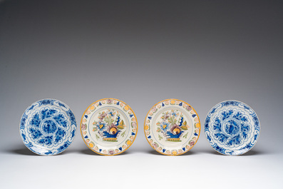 Douze assiettes et plats en fa&iuml;ence de Delft en bleu et blanc et polychrome &agrave; d&eacute;cor floral, 18&egrave;me si&egrave;cle