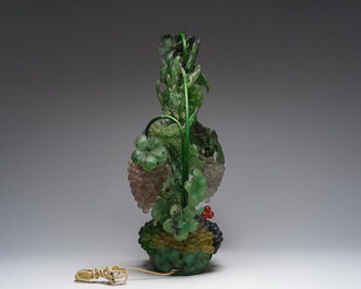 Cesare Toso (20&egrave;me si&egrave;cle): Lampe de table en forme de panier de raisin entour&eacute; de vignes en verre de Murano, Italie