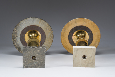 Deux gu&eacute;ridons d'appoint Hollywood Rengency en marbre blanc et gris &agrave; monture en cuivre dor&eacute; en forme de vase, Maison Jansen, Paris, France, ann&eacute;es 70