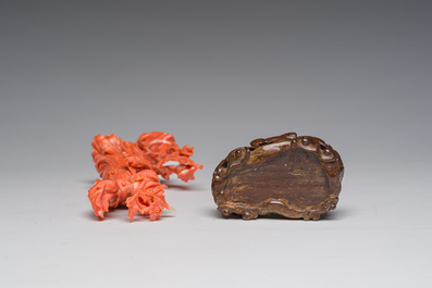 Figure d'une dame avec une branche fleurie en corail rouge sculpt&eacute;, Chine, 19&egrave;me/20&egrave;me si&egrave;cle