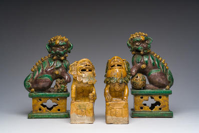 Deux paires de sculptures de lions bouddhistes en gr&egrave;s &eacute;maill&eacute; sancai, Chine, 19&egrave;me si&egrave;cle