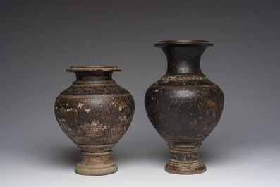 Deux vases en gr&egrave;s &agrave; gla&ccedil;ure brune-noire mont&eacute;s en lampe, Khmer, Cambodge, 12&egrave;me/13&egrave;me si&egrave;cle