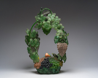 Cesare Toso (20&egrave;me si&egrave;cle): Lampe de table en forme de panier de raisin entour&eacute; de vignes en verre de Murano, Italie