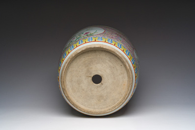 Een Chinese famille rose jardini&egrave;re met vogels tussen bloesemtakken en floraal decor, 19de eeuw