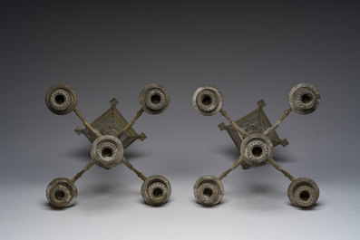 Paire de chandeliers en bronze dor&eacute; &agrave; cinq lumi&egrave;res, France ou Italie, 19&egrave;me/20&egrave;me si&egrave;cle