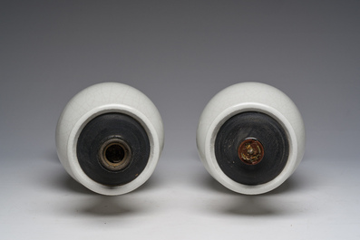 Paire de vases en porcelaine de Chine blanche monochrome craquel&eacute;e mont&eacute;s en lampe, 20&egrave;me si&egrave;cle