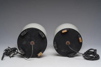 Paire de vases en porcelaine de Chine blanche monochrome craquel&eacute;e mont&eacute;s en lampe, 20&egrave;me si&egrave;cle