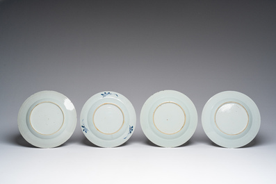 Neuf assiettes en porcelaine de Chine bleu et blanc et un plat famille rose &agrave; d&eacute;cor floral, Qianlong