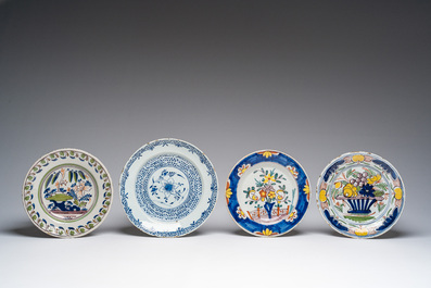 Douze assiettes et plats en fa&iuml;ence de Delft en bleu et blanc et polychrome &agrave; d&eacute;cor floral, 18&egrave;me si&egrave;cle