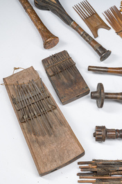 Vaste collection d'objets africains, e.a. des masques, des armes, des r&eacute;cipients et des ustensiles, 20&egrave;me si&egrave;cle