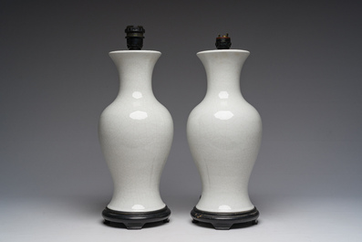 Paire de vases en porcelaine de Chine blanche monochrome craquel&eacute;e mont&eacute;s en lampe, 20&egrave;me si&egrave;cle