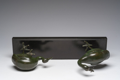 Alexandre Levasseur (19&egrave;me/20&egrave;me si&egrave;cle): Sculpture Art D&eacute;co de Deux &eacute;chassiers, bronze &agrave; patine verte reposant sur une base en marbre noir