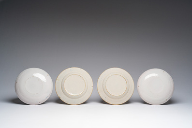 Douze assiettes et plats en fa&iuml;ence de Delft en bleu et blanc et polychrome &agrave; d&eacute;cor floral, 18&egrave;me si&egrave;cle