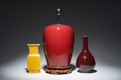 Trois vases en porcelaine monochrome jaune et sang-de-boeuf, un mont&eacute; en lampe, 19&egrave;me/20&egrave;me si&egrave;cle