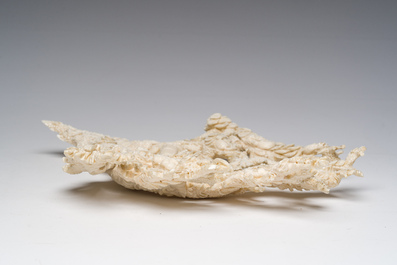 Sculpture en corail blanc repr&eacute;sentant des enfants jouant &agrave; la recherche de nids d'oiseaux entour&eacute;s d'&eacute;cureuils, Chine, 19&egrave;me/20&egrave;me si&egrave;cle