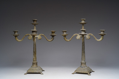 Paire de chandeliers en bronze dor&eacute; &agrave; cinq lumi&egrave;res, France ou Italie, 19&egrave;me/20&egrave;me si&egrave;cle