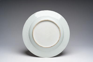 Neuf assiettes en porcelaine de Chine bleu et blanc et un plat famille rose &agrave; d&eacute;cor floral, Qianlong