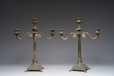 Paire de chandeliers en bronze dor&eacute; &agrave; cinq lumi&egrave;res, France ou Italie, 19&egrave;me/20&egrave;me si&egrave;cle