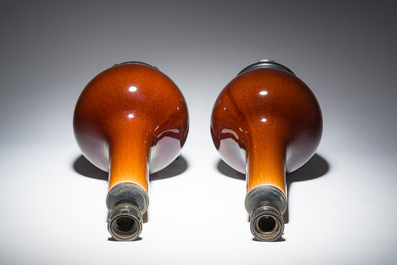 Paire de vases de forme bouteille en porcelaine &agrave; &eacute;mail flamb&eacute; mont&eacute;s en lampe, Chine, 20&egrave;me si&egrave;cle