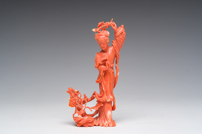 Figure d'une dame avec une branche fleurie en corail rouge sculpt&eacute;, Chine, 19&egrave;me/20&egrave;me si&egrave;cle