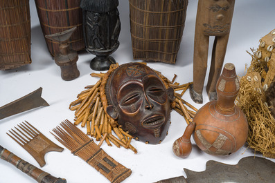 Vaste collection d'objets africains, e.a. des masques, des armes, des r&eacute;cipients et des ustensiles, 20&egrave;me si&egrave;cle