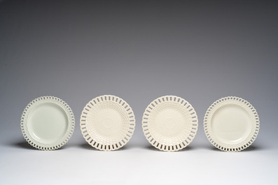 Partie de service de 16 pi&egrave;ces en creamware de Leeds comprenant 12 assiettes et une paire de corbeilles sur pr&eacute;sentoirs, Angleterre, 18&egrave;me/19&egrave;me s.