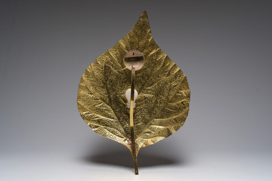Tommaso Barbi (1944-2015): Paire d'appliques murales en cuivre dor&eacute; &agrave; point lumineux unique en forme de feuille, Italie, ann&eacute;es 1970