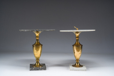 Deux gu&eacute;ridons d'appoint Hollywood Rengency en marbre blanc et gris &agrave; monture en cuivre dor&eacute; en forme de vase, Maison Jansen, Paris, France, ann&eacute;es 70