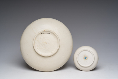 Deux assiettes en porcelaine blanche monochrome de Chine venant de l'&eacute;pave Vung Tao, Kangxi, vers 1690