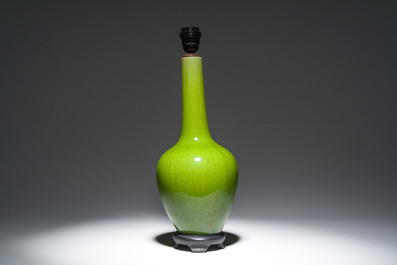 Vase balustre en porcelaine monochrome verte mont&eacute; en lampe, Chine, 20&egrave;me si&egrave;cle