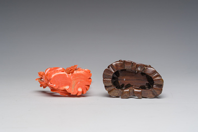 Figure d'une dame avec une branche fleurie en corail rouge sculpt&eacute;, Chine, 19&egrave;me/20&egrave;me si&egrave;cle