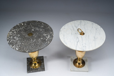 Deux gu&eacute;ridons d'appoint Hollywood Rengency en marbre blanc et gris &agrave; monture en cuivre dor&eacute; en forme de vase, Maison Jansen, Paris, France, ann&eacute;es 70