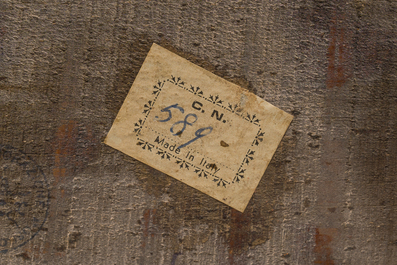 Paire d'appliques murales de style Louis XVI en bois dor&eacute; &agrave; deux lumi&egrave;res &agrave; d&eacute;cor d'une sc&egrave;ne inspir&eacute;e de l'Antiquit&eacute;, Italie, 20&egrave;me si&egrave;cle