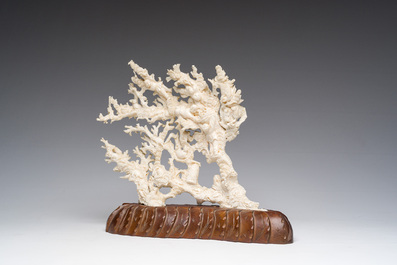 Sculpture en corail blanc repr&eacute;sentant des enfants jouant &agrave; la recherche de nids d'oiseaux entour&eacute;s d'&eacute;cureuils, Chine, 19&egrave;me/20&egrave;me si&egrave;cle