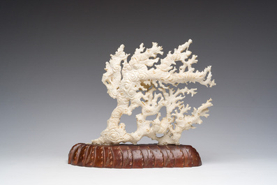 Sculpture en corail blanc repr&eacute;sentant des enfants jouant &agrave; la recherche de nids d'oiseaux entour&eacute;s d'&eacute;cureuils, Chine, 19&egrave;me/20&egrave;me si&egrave;cle