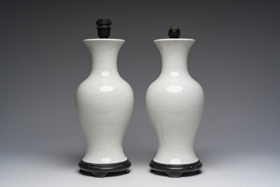 Paire de vases en porcelaine de Chine blanche monochrome craquel&eacute;e mont&eacute;s en lampe, 20&egrave;me si&egrave;cle
